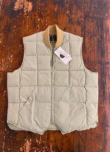 Carica l'immagine nel visualizzatore di Gallery, CHESAPEAKE'S Seattle Down Vest Col.Verde salvia
